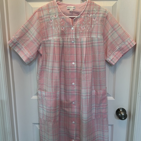 Miss Elaine M Pink Plaid snap front robe - Picture 6 of 9